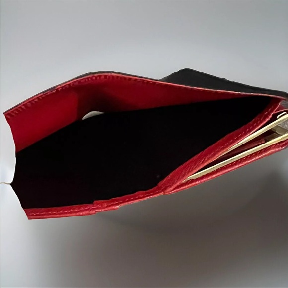 Authentic Louis Vuitton Epi Kiss Lock Wallet - Picture 6 of 12